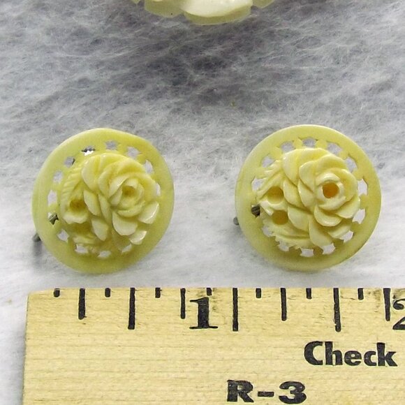 VTG.  Cream Carved Celluloid Rose Brooch and Rose Screw Back Earrings - Picture 6 of 7